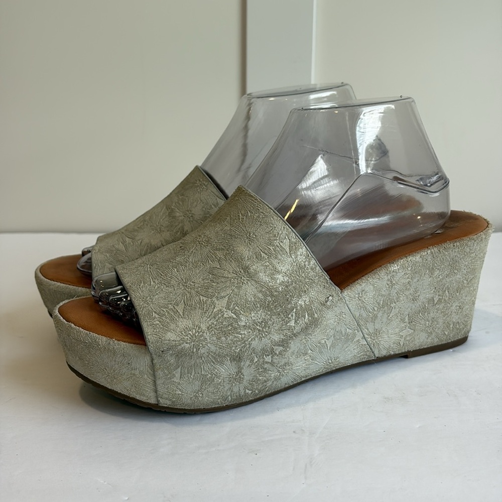Gentle Souls by Kenneth Cole Dove Gray Leather Brocade Pattern Wedge Mules/Slide